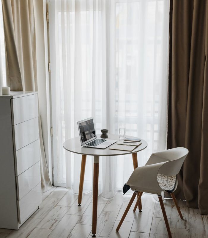 Minimalist room setup for daily focus and calm work